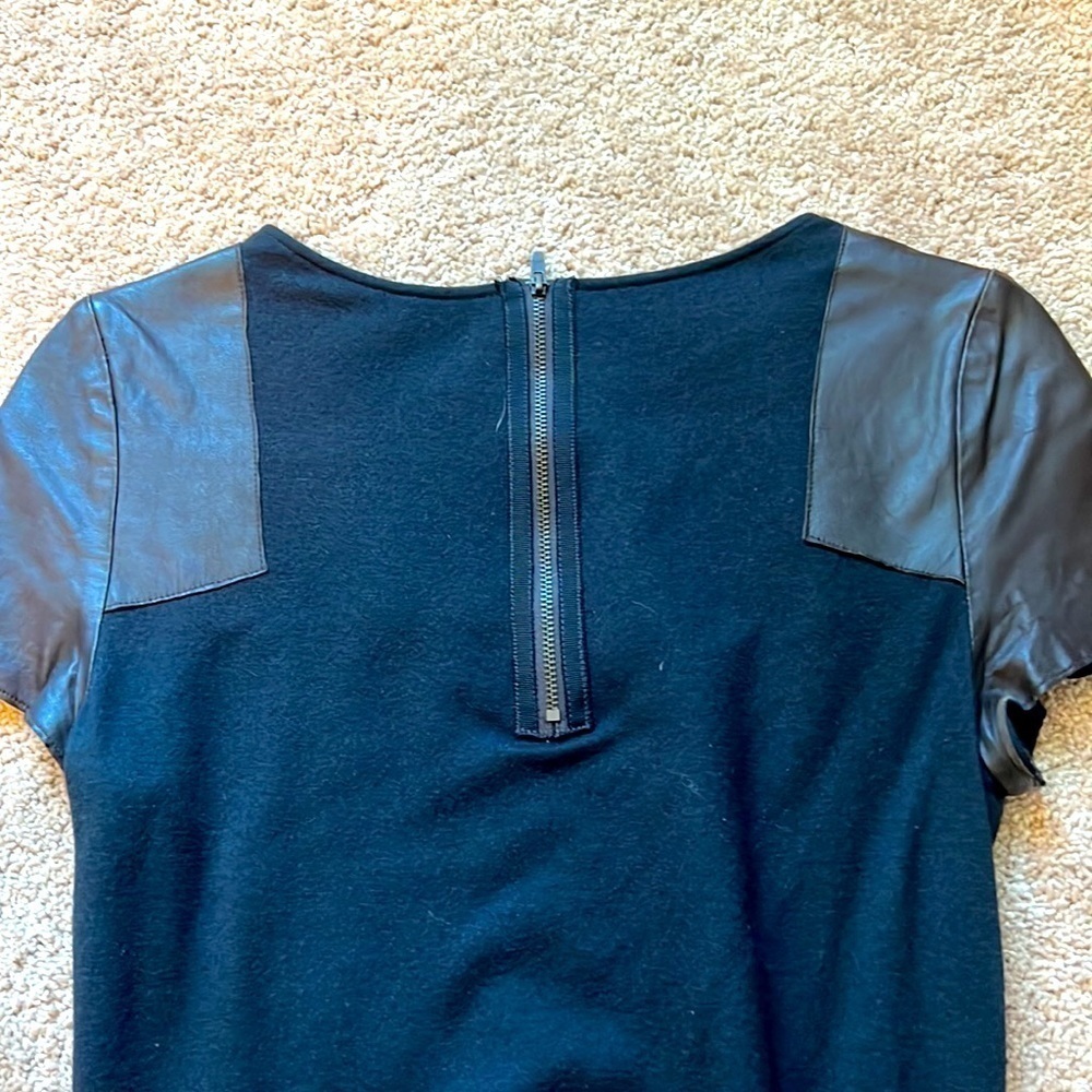 HALSTON HERITAGE BLACK & BROWN SHORT SLEEVE RUCHED LEATHER & WOOL DRESS - Picture 9 of 10